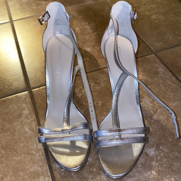 Kenneth Cole New York Berry Sandal Heel Sz 9.5 M Metallic Soft Silver NWOT - Picture 6 of 9